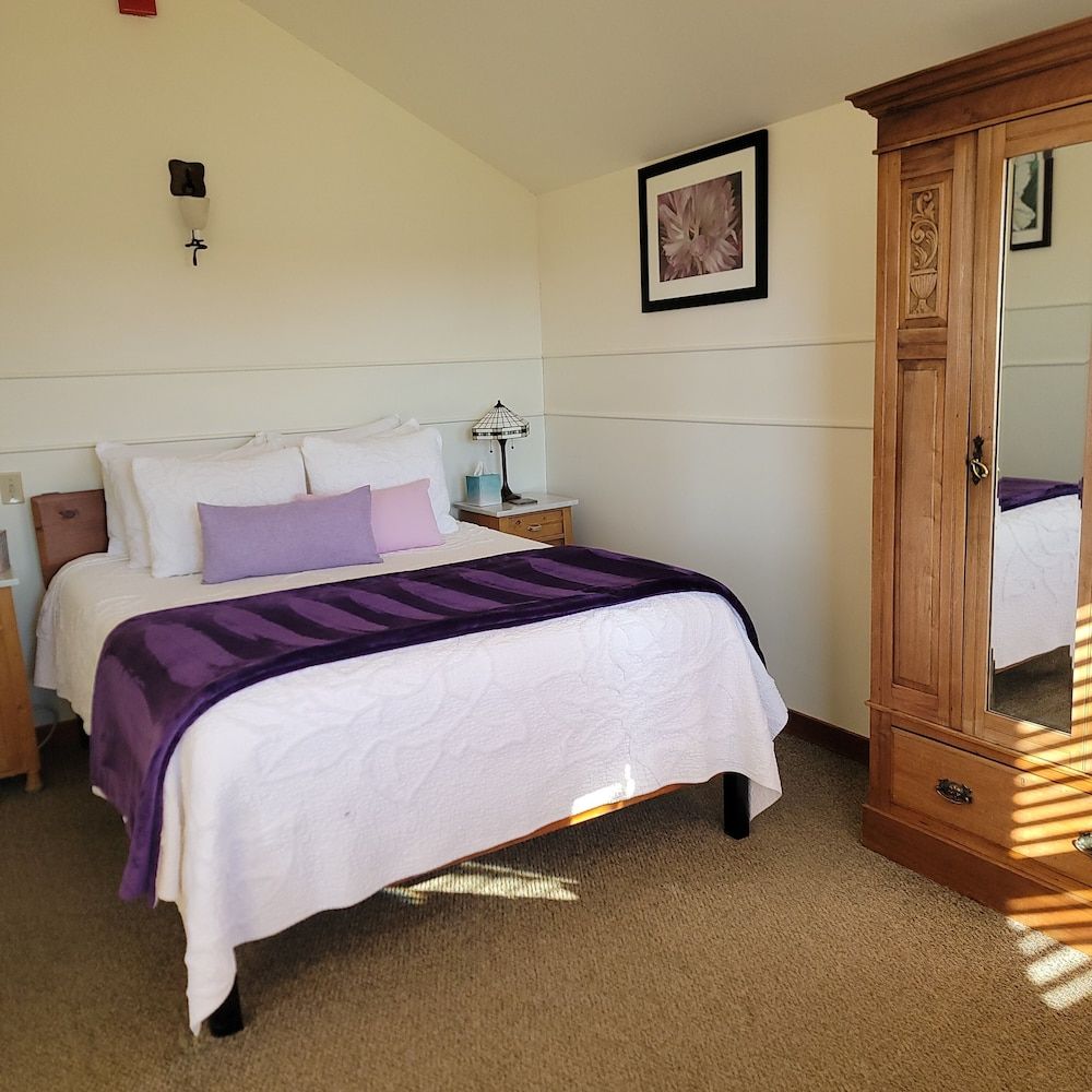 Single Room, 1 Queen Bed, Garden View