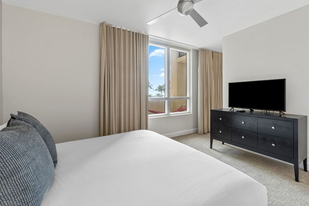 1 Bedroom Luxury Suite, 1 King, Sofa Bed, Resort View, Balcony