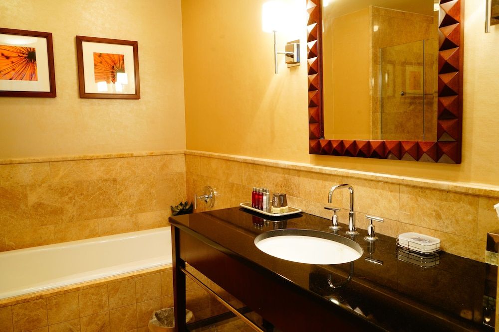 Palm Beach Singer Island Resort & Spa Luxury Suites 2 Bedroom Suite, Bedroom 1: 1 King, Bedroom 2: 1 King, Bathrooms: 2, Intracoastal view, Balcony 3