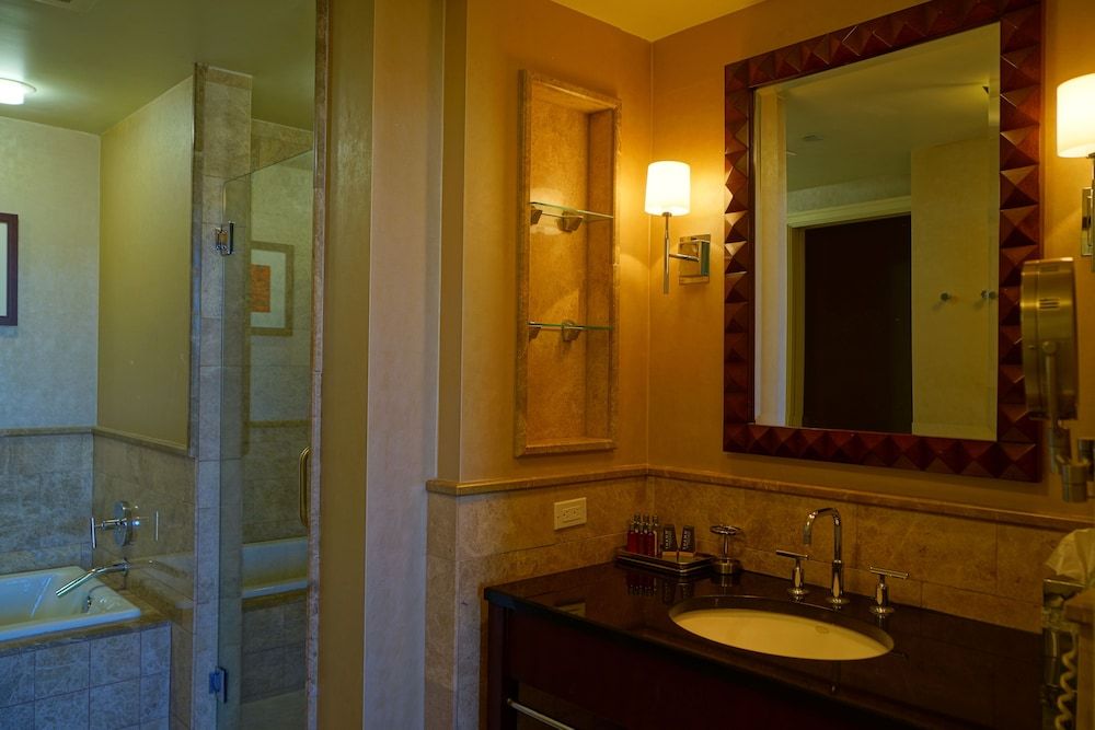 Palm Beach Singer Island Resort & Spa Luxury Suites 2 Bedroom Suite, Bedroom 1: 1 King, Bedroom 2: 2 Double, Bathrooms: 2, Intracoastal view, Balcony 4