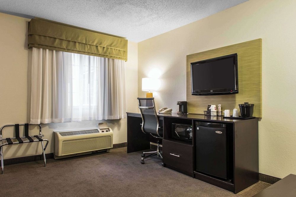 Sleep Inn & Suites Pittsburgh Airport Suite, 1 Queen Bed with Sofa bed, Accessible, Non Smoking 5