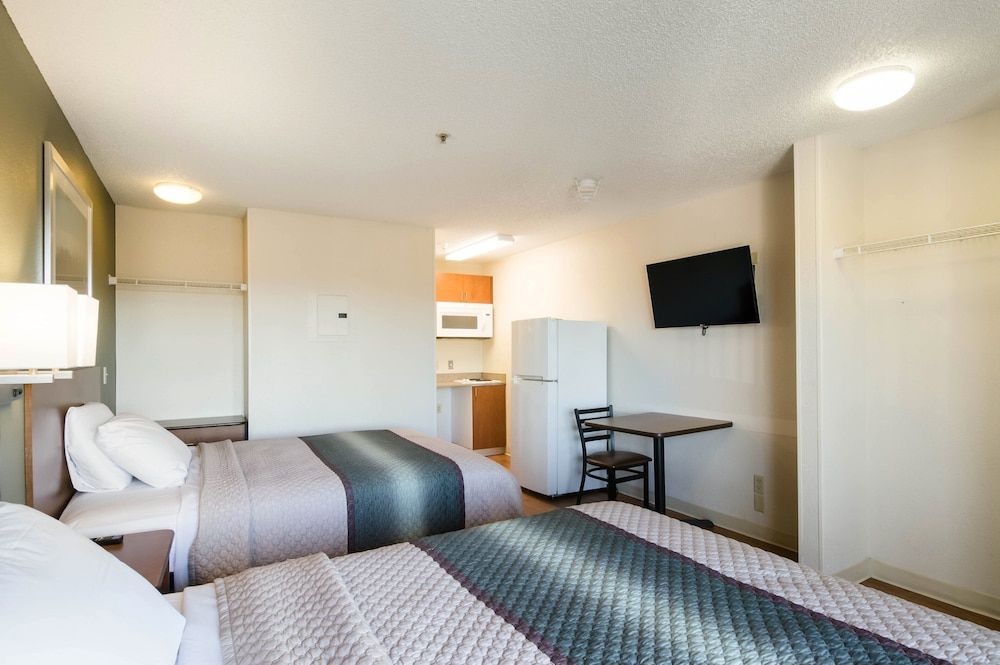 HomeTowne Studios by Red Roof Denver - Thornton Studio, 2 Queen Beds, Non Smoking 3