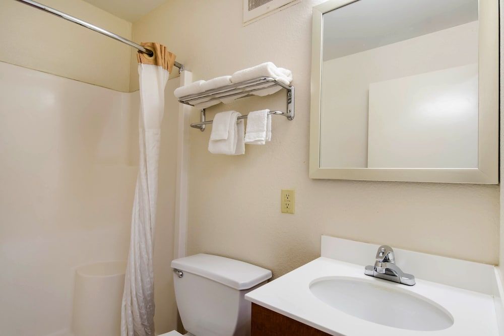 HomeTowne Studios by Red Roof Denver - Thornton Studio, 2 Queen Beds, Non Smoking 5