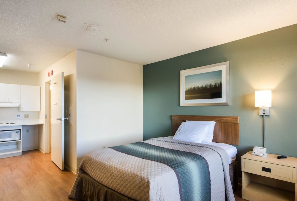 HomeTowne Studios by Red Roof Denver - Thornton Studio, 1 Queen Bed, Non Smoking 2