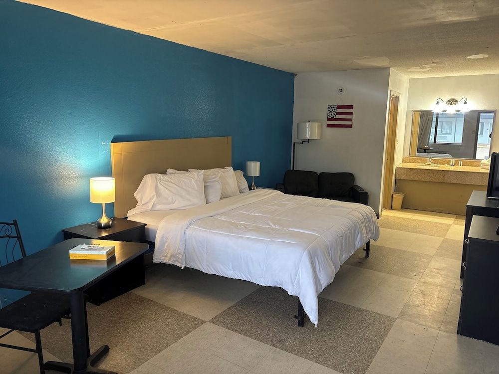 Room, 1 King Bed, Smoking