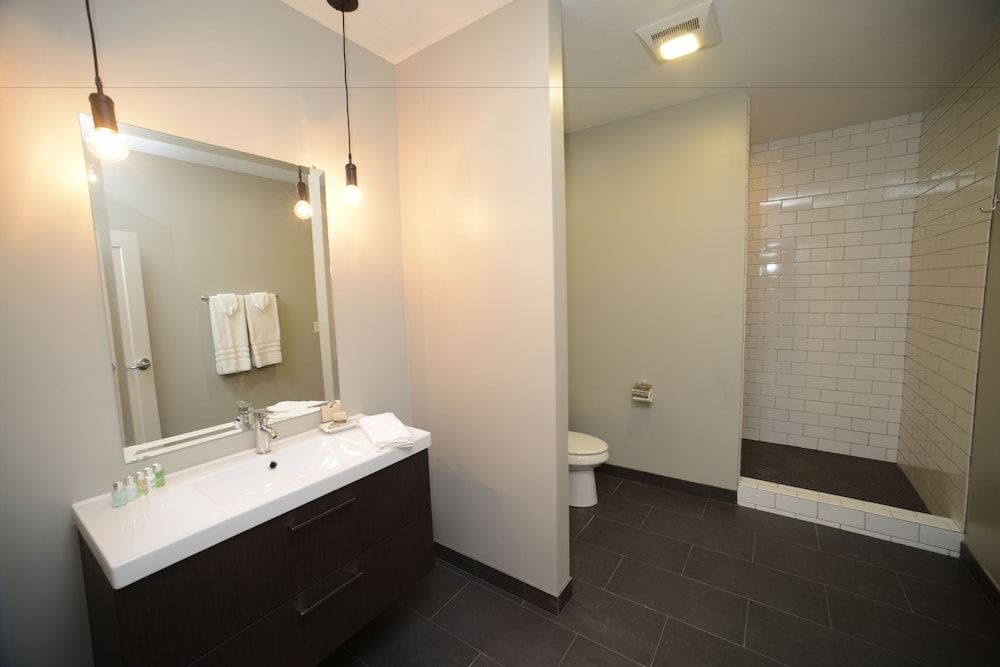 Hotel Kilbourne Downtown Sandusky Luxury Room, 2 King Beds, Lake View 5