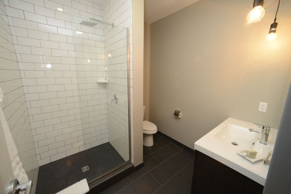 Hotel Kilbourne Downtown Sandusky Luxury Room, 1 King Bed, City View 4