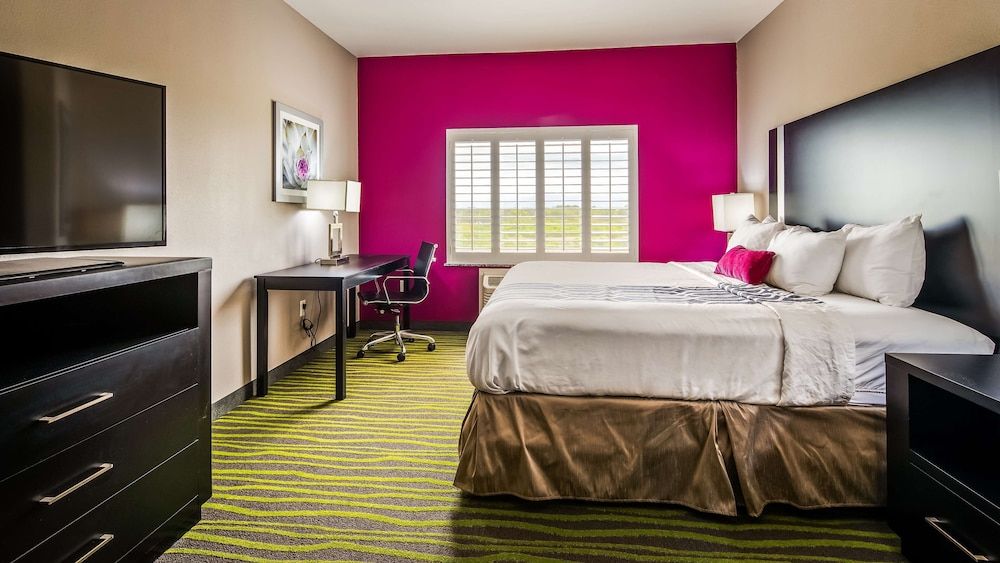 Best Western Plus Dilley Inn & Suites Standard Room, 1 King Bed, Accessible, Non Smoking 3