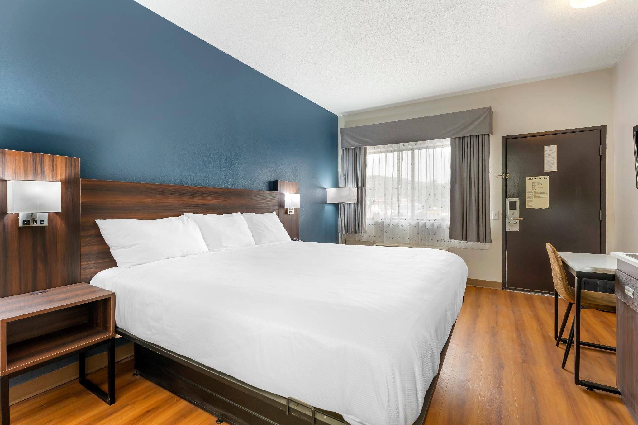 1 King Bed, Nonsmoking