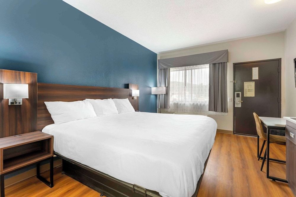 Suburban Studios LaVale-Cumberland Room, 1 King Bed, Non Smoking 3