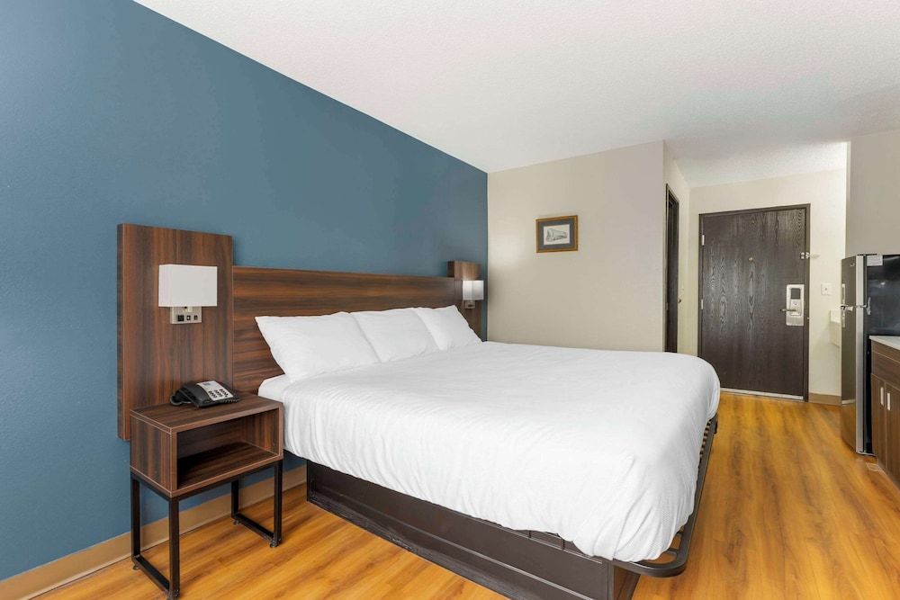 Suburban Studios LaVale-Cumberland Room, 1 King Bed, Accessible, Non Smoking (Efficiency) 2