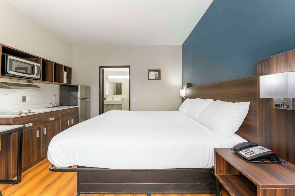 Suburban Studios LaVale-Cumberland Room, 1 King Bed, Non Smoking 2