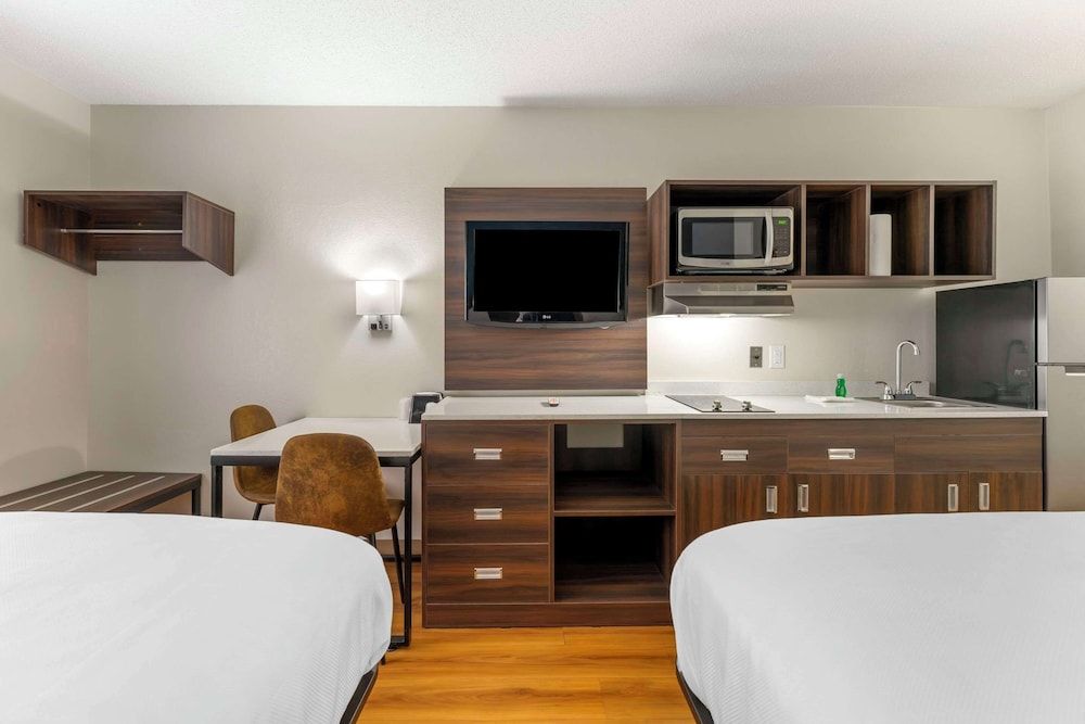 Suburban Studios LaVale-Cumberland Room, 2 Double Beds, Non Smoking 3