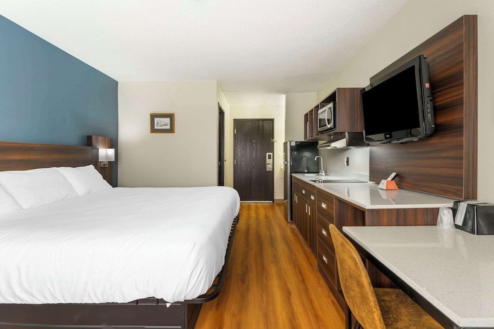 Suburban Studios LaVale-Cumberland Room, 1 King Bed, Accessible, Non Smoking (Efficiency) 5