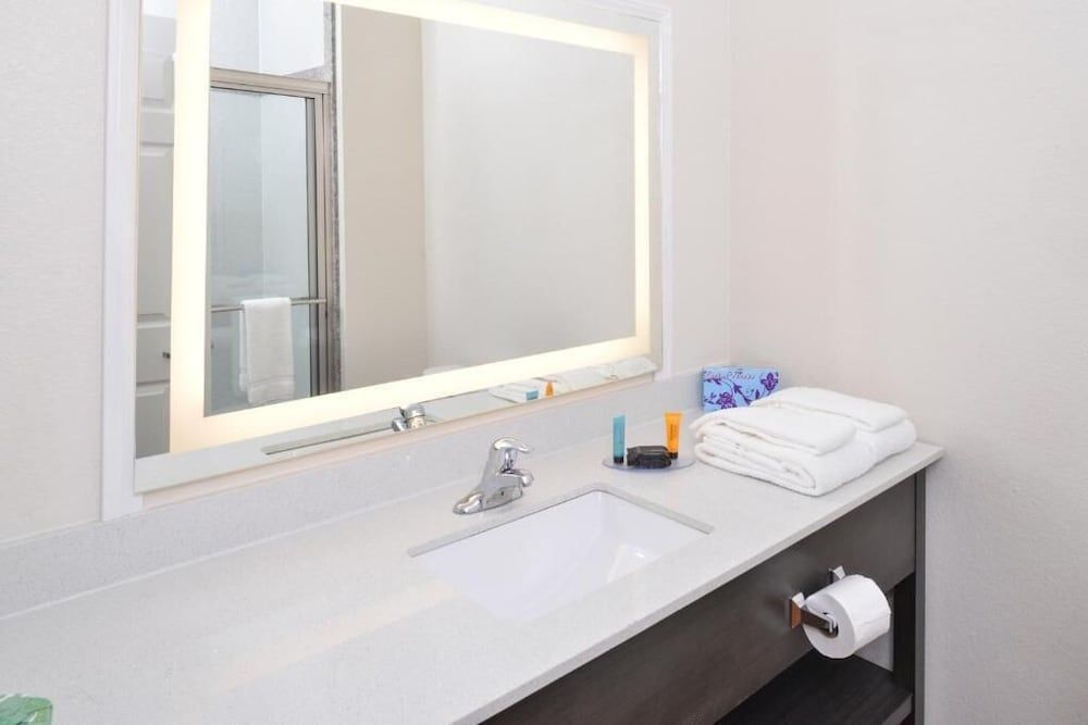 Regency Inn and Suites Standard Room, 1 King Bed, Smoking 2