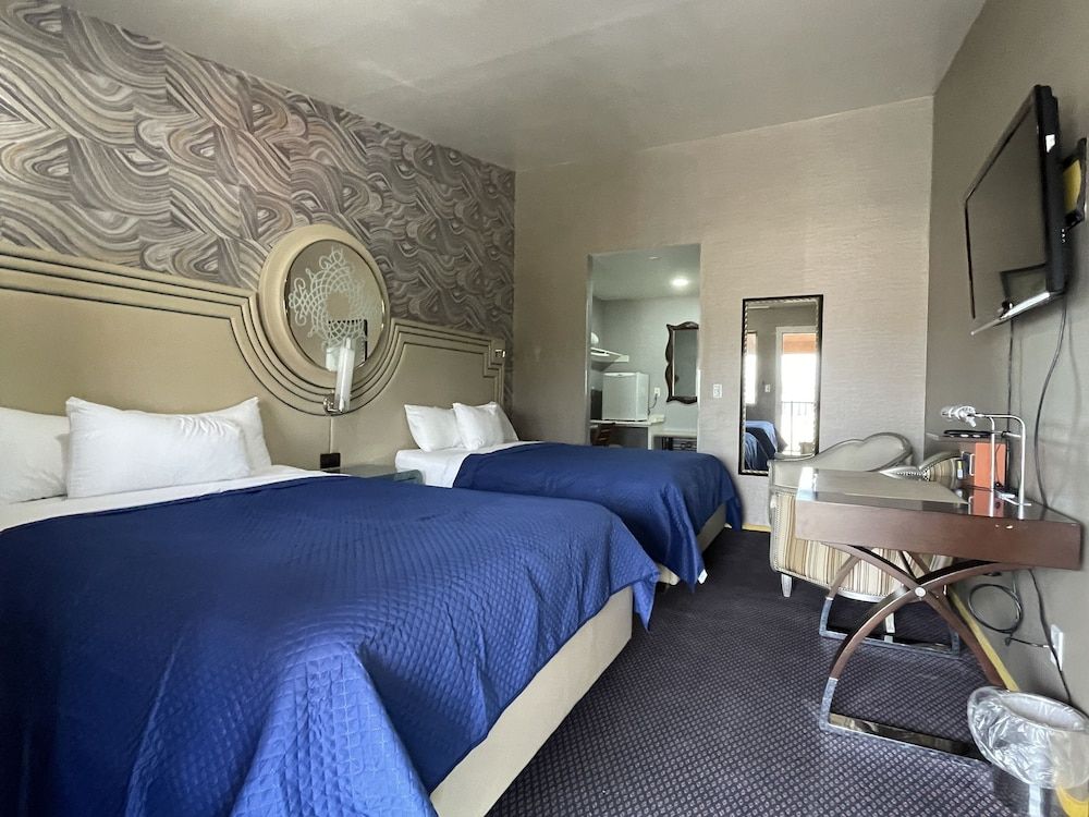 Crown Motel Standard Room, 2 Queen Beds, Non Smoking 3