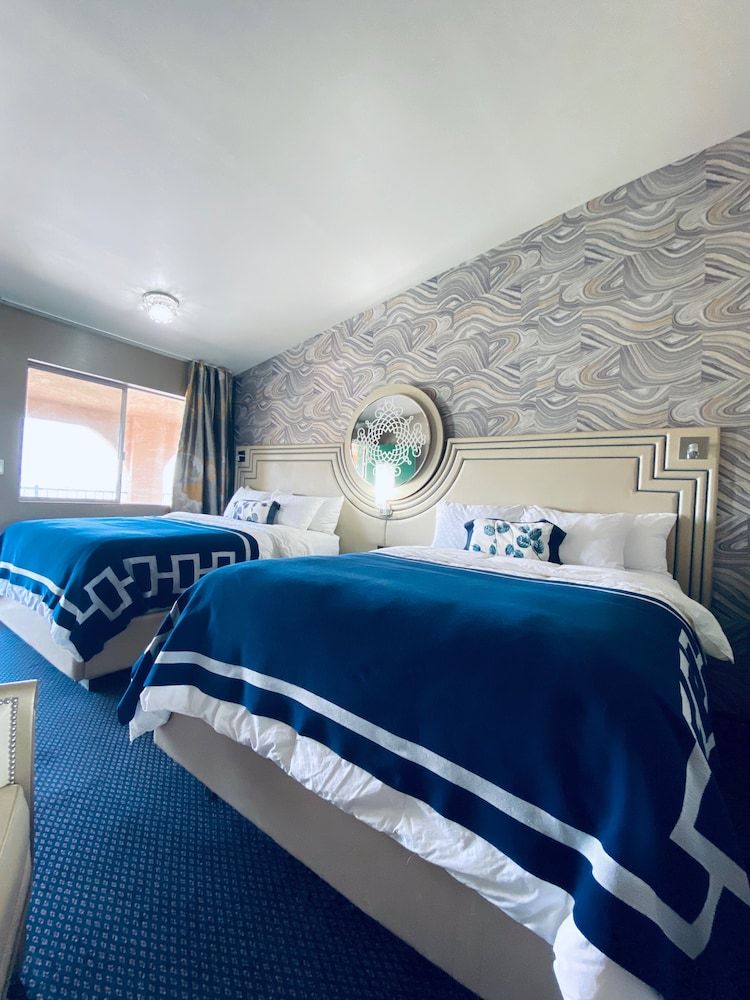 Crown Motel Standard Room, 2 Queen Beds, Non Smoking 2