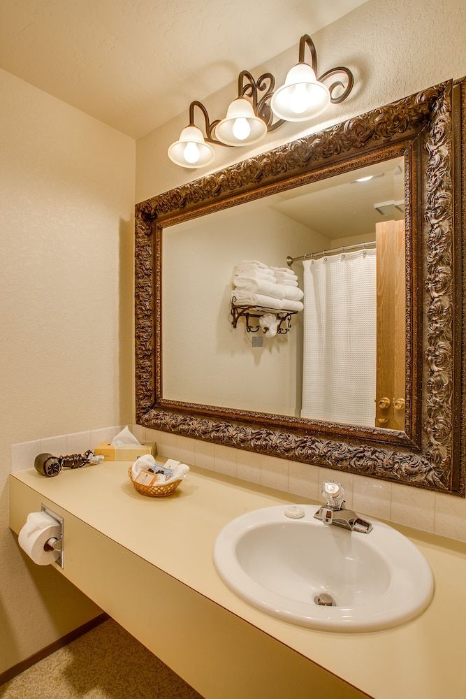 Alpine Rivers Inn Standard Double Room, 2 Queen Beds, River View 6