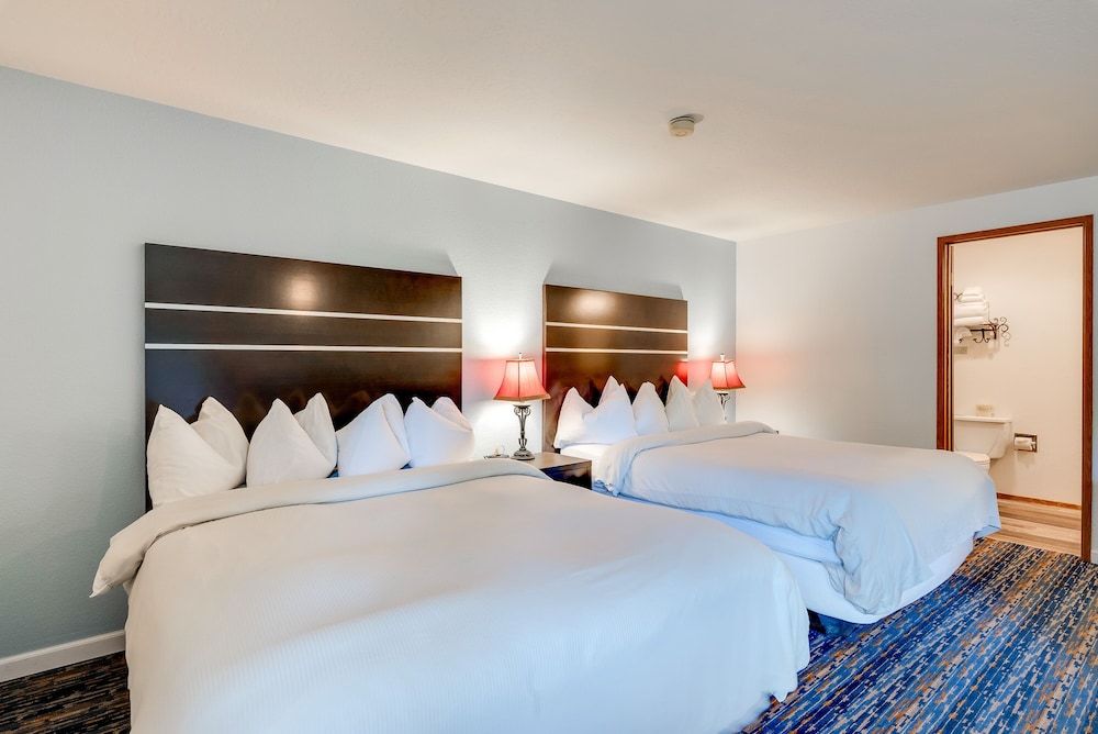 Alpine Rivers Inn Standard Double Room, 2 Queen Beds, River View 3