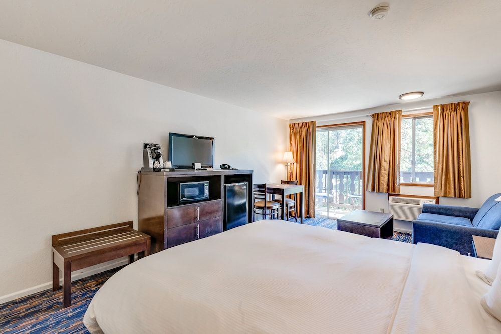 Alpine Rivers Inn Standard Room ,1 Queen Bed, River View Balcony 6