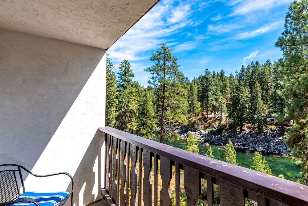 Alpine Rivers Inn Standard Room ,1 Queen Bed, River View Balcony 8
