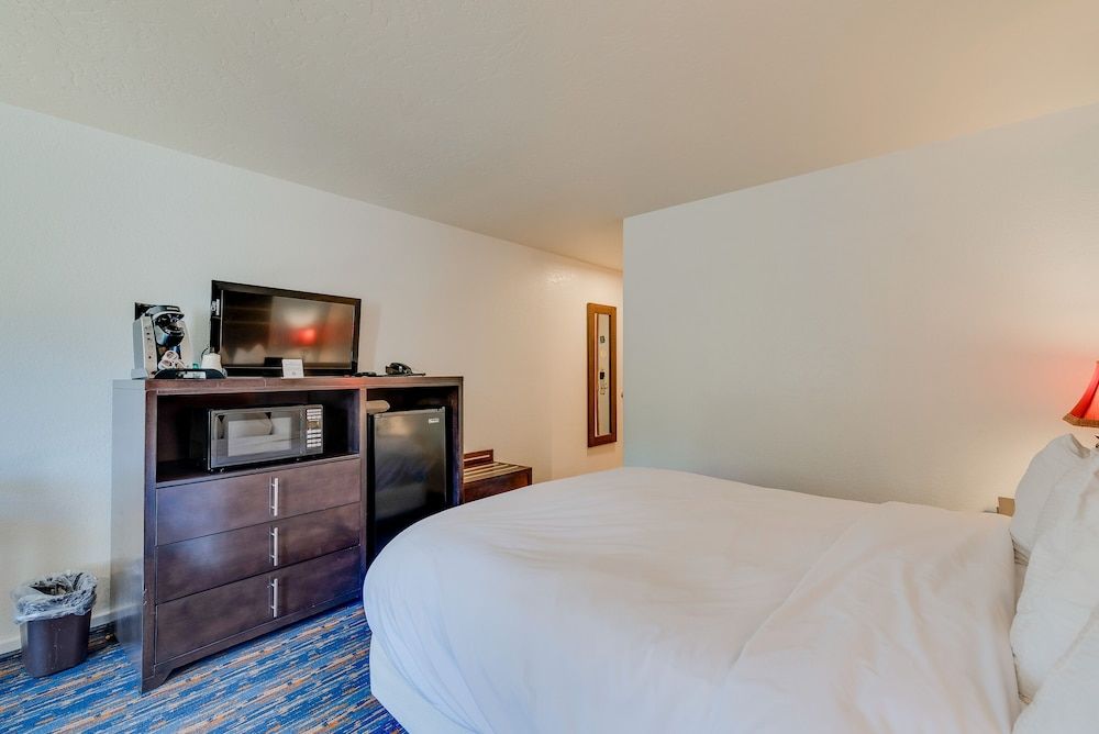 Alpine Rivers Inn Standard Room ,1 Queen Bed, River View Balcony 2