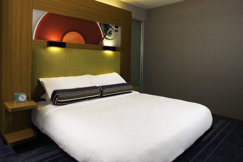 Room, 1 King Bed, Non Smoking (Mobility Accessible, Roll-in Shower)