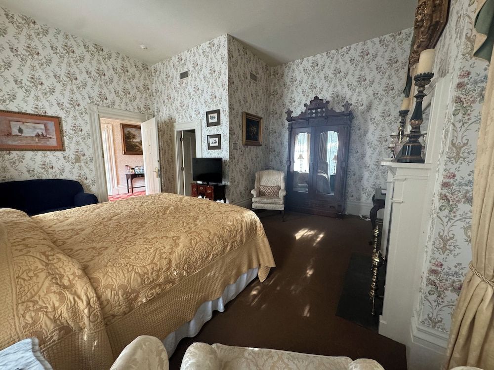 The Guest House Historic Mansion Room, 1 King Bed (The Ullman Room) 2