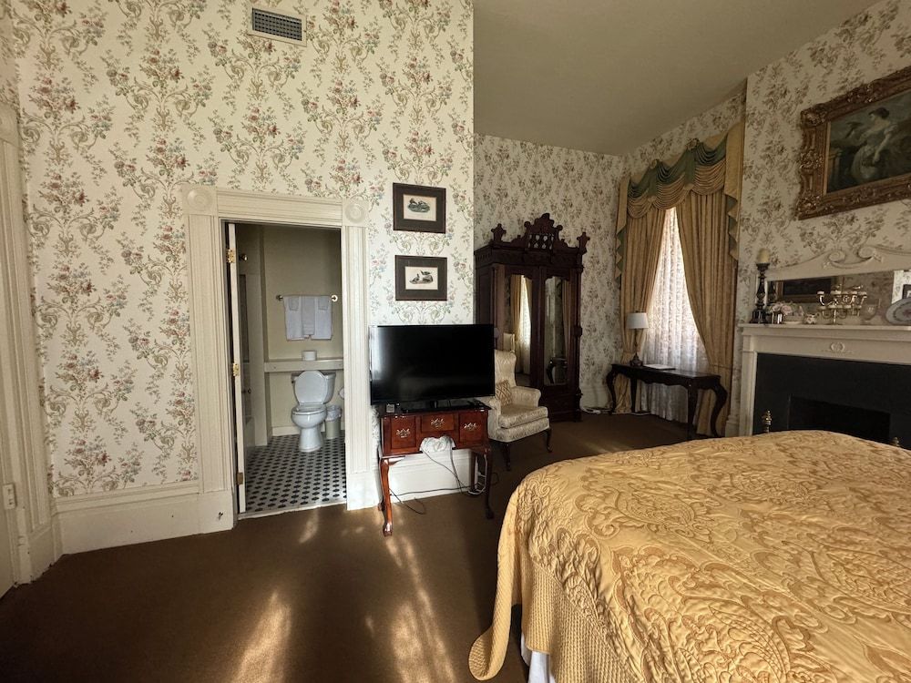 The Guest House Historic Mansion Room, 1 King Bed (The Ullman Room) 7