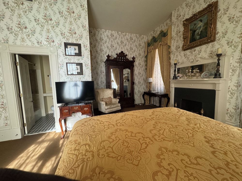 The Guest House Historic Mansion Room, 1 King Bed (The Ullman Room) 9