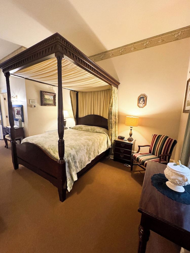 The Guest House Historic Mansion Room, 1 Queen Bed (Rosalie Beekman) 3