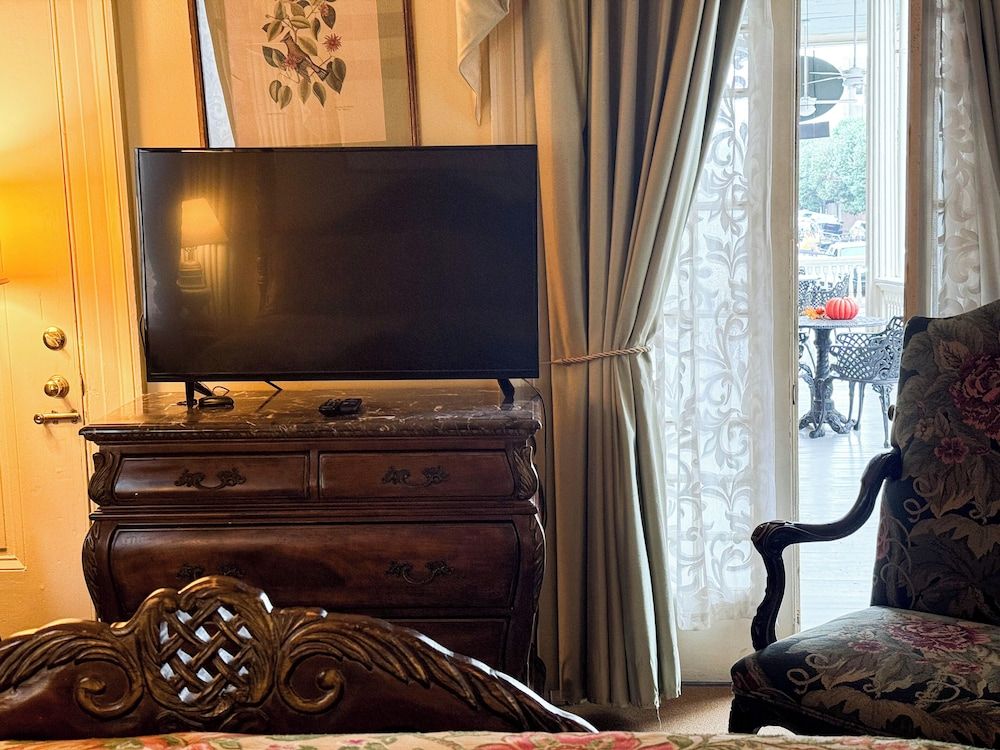 The Guest House Historic Mansion Room, 1 King Bed (William Martin) 10