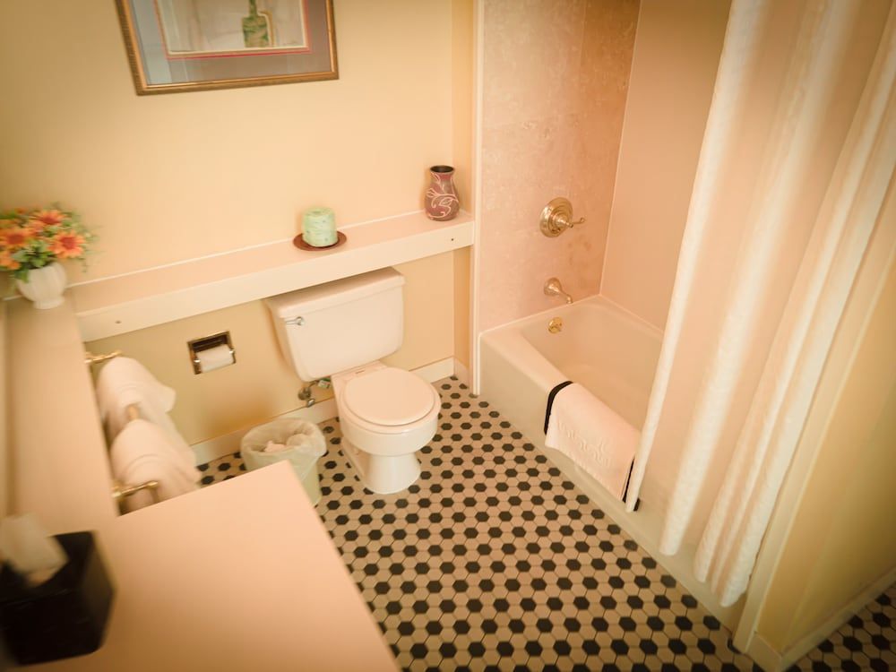 The Guest House Historic Mansion Room, 1 King Bed (The Ullman Room) 5