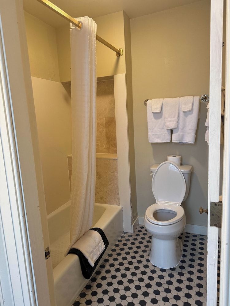 The Guest House Historic Mansion Room, 1 King Bed (William Martin) 7