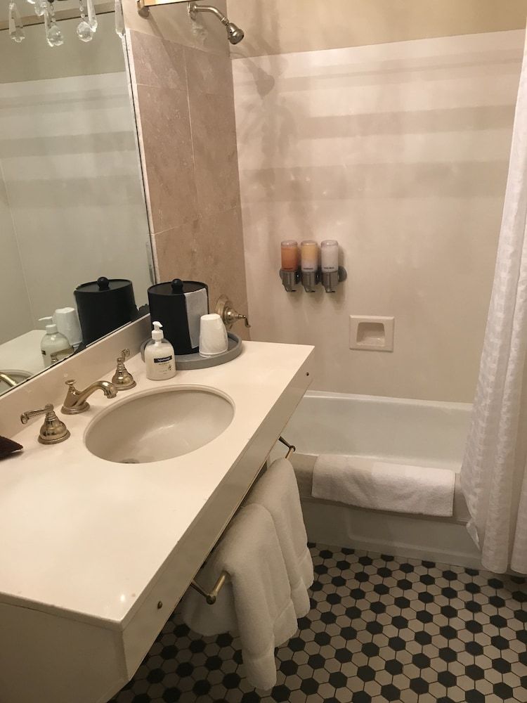 The Guest House Historic Mansion Room, 1 King Bed (The Ullman Room) 3