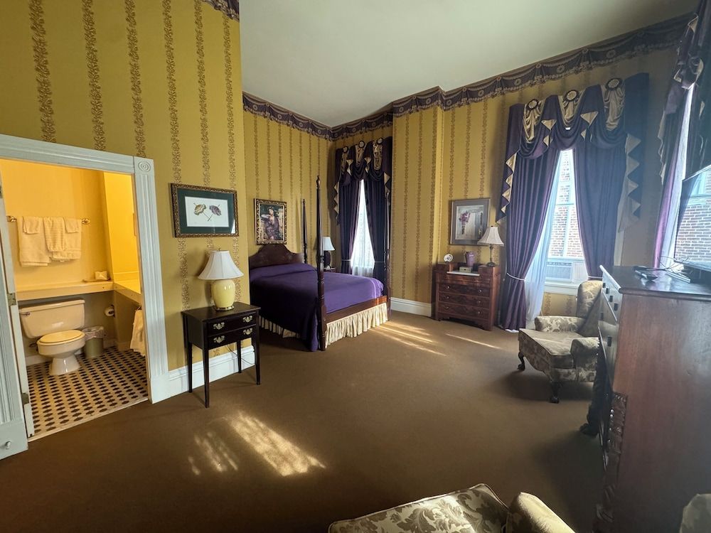 Room, 1 Queen Bed (John R. Lynch)