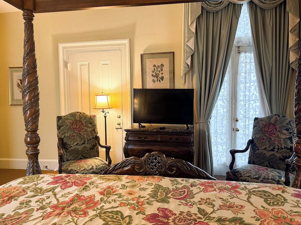 The Guest House Historic Mansion Room, 1 King Bed (William Martin) 11