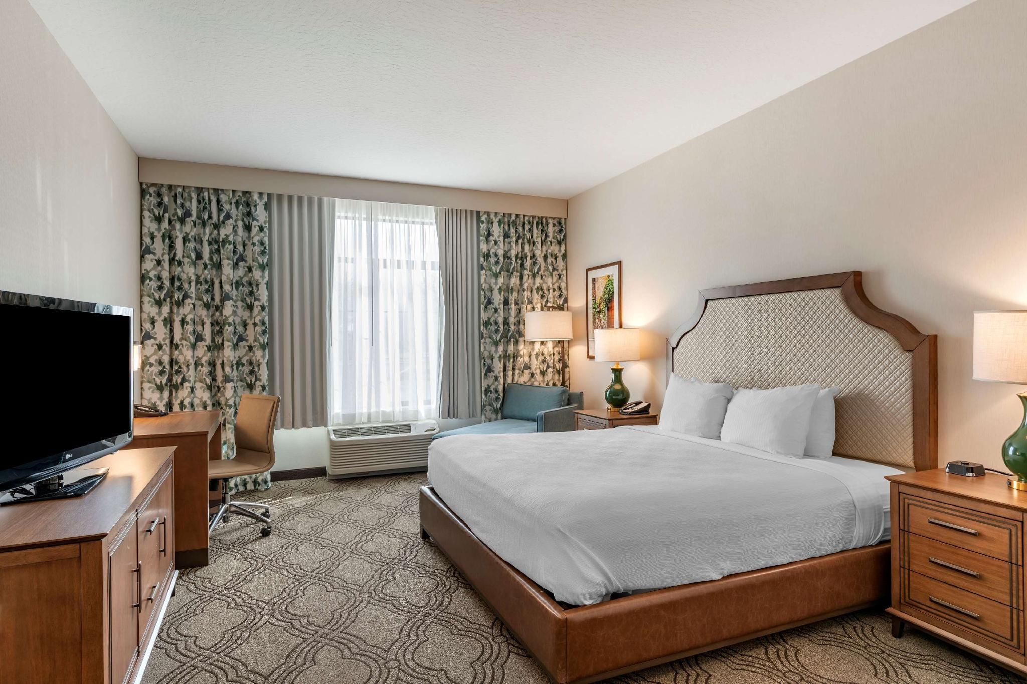 1 King Bed, Walk-in Shower, Nonsmoking