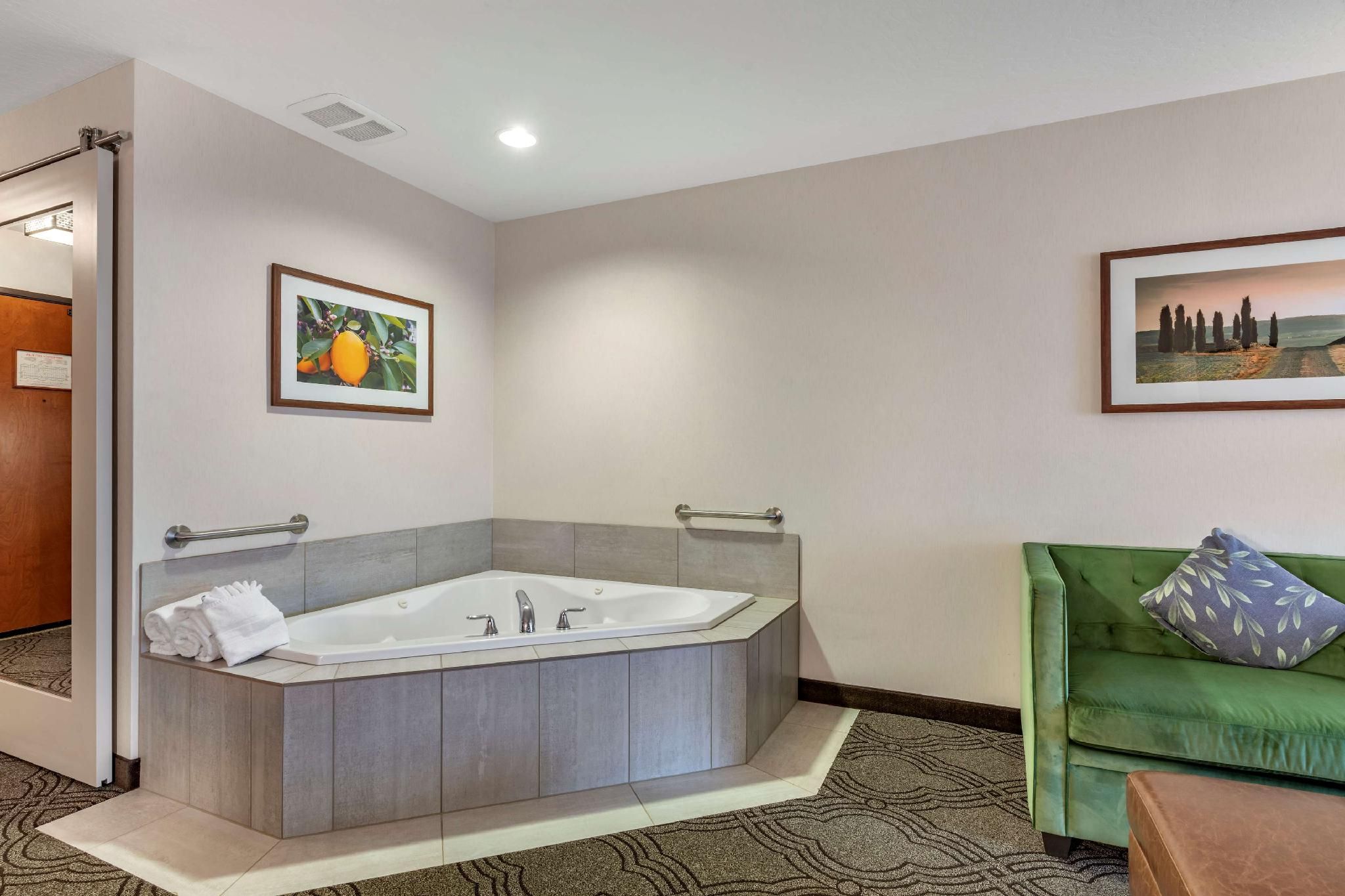Best Western Premier Pasco Inn & Suites Accessibility - Suite - 1 King Bed, Roll-in Shower, Whirlpool, Nonsmoking