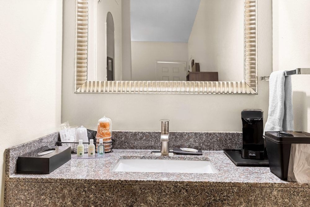 Quality Inn Port Wentworth Savannah North Room, 1 King Bed, Accessible, Non Smoking 4