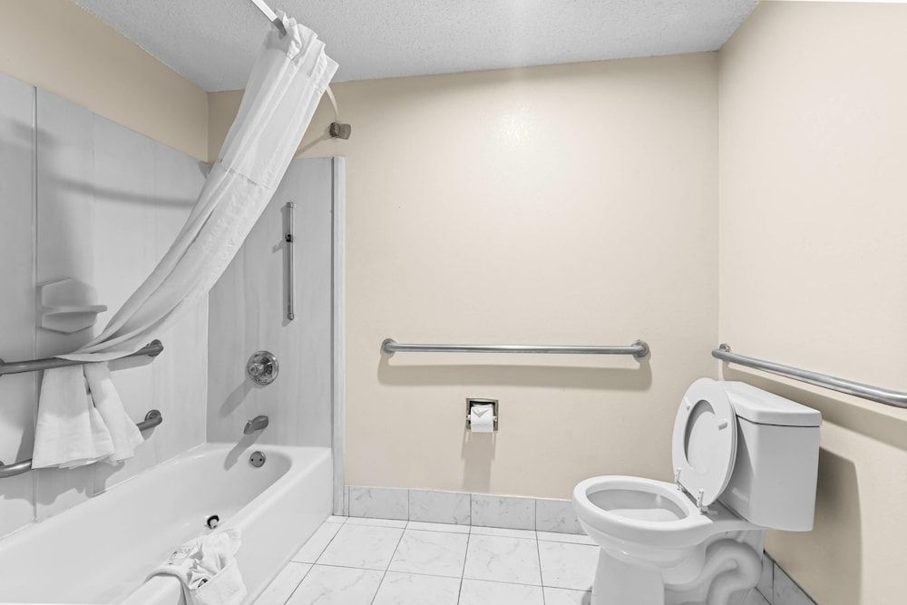 Quality Inn Port Wentworth Savannah North Room, 1 King Bed, Accessible, Non Smoking 5