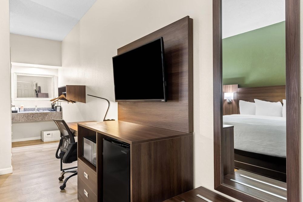 Quality Inn Port Wentworth Savannah North Room, 1 King Bed, Accessible, Non Smoking 6