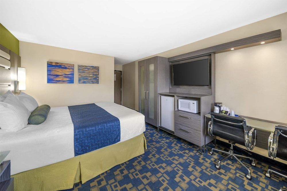 Best Western Antelope Inn & Suites Standard Room, 1 King Bed, Non Smoking, Refrigerator & Microwave (Pet Friendly) 2