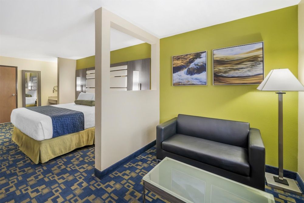 Best Western Antelope Inn & Suites Suite, 1 King Bed, Accessible, Bathtub 2