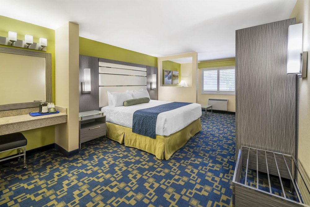Best Western Antelope Inn & Suites Suite, 1 King Bed, Accessible, Bathtub