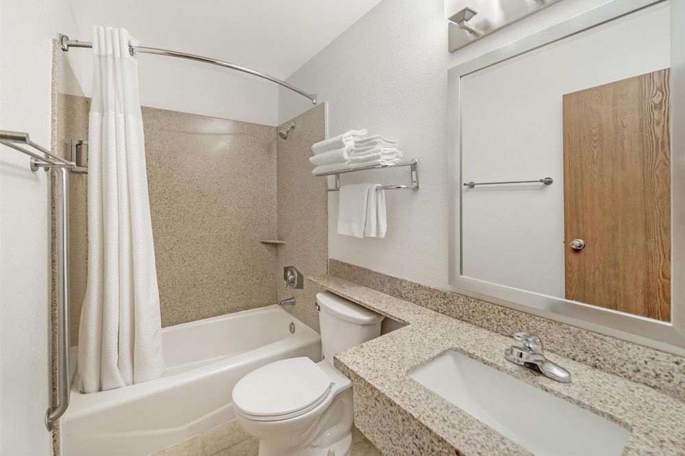 Best Western Antelope Inn & Suites Standard Room, 1 King Bed, Non Smoking, Refrigerator & Microwave (Pet Friendly) 4