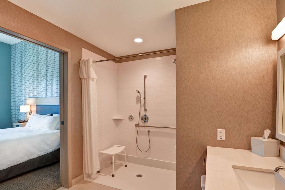 Suite, 1 King Bed, Accessible (Roll-In Shower)
