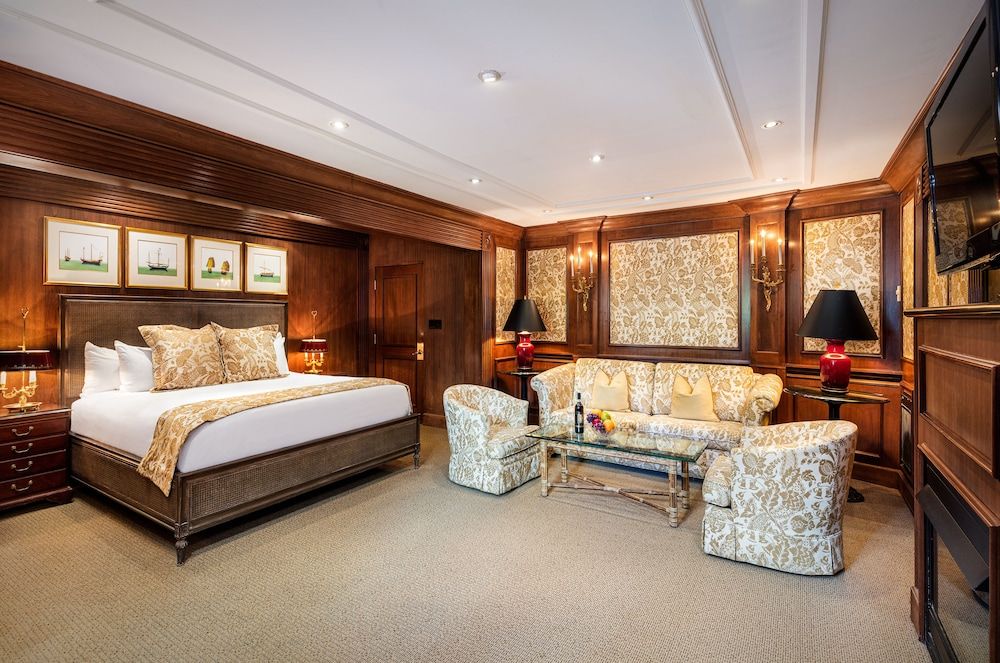 Superior, King and Sofa Bed, 1 Bedroom, Courtyard View, Jetted Tub