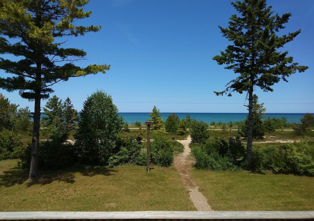 Driftwood Motel Standard Room, 2 Queen Beds, Patio or Balcony, Lake View 5