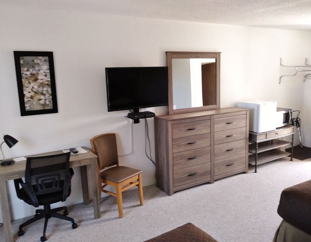 Driftwood Motel Standard Room, 2 Queen Beds, Patio or Balcony, Lake View 4